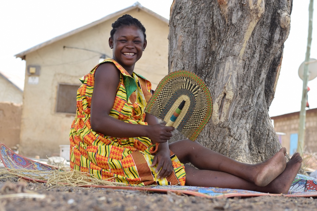Ghana Hand Fan: Cool Breeze, Cultural Brilliance